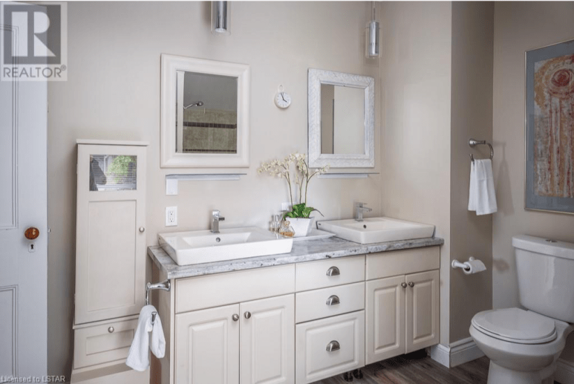 Staging in bright colours